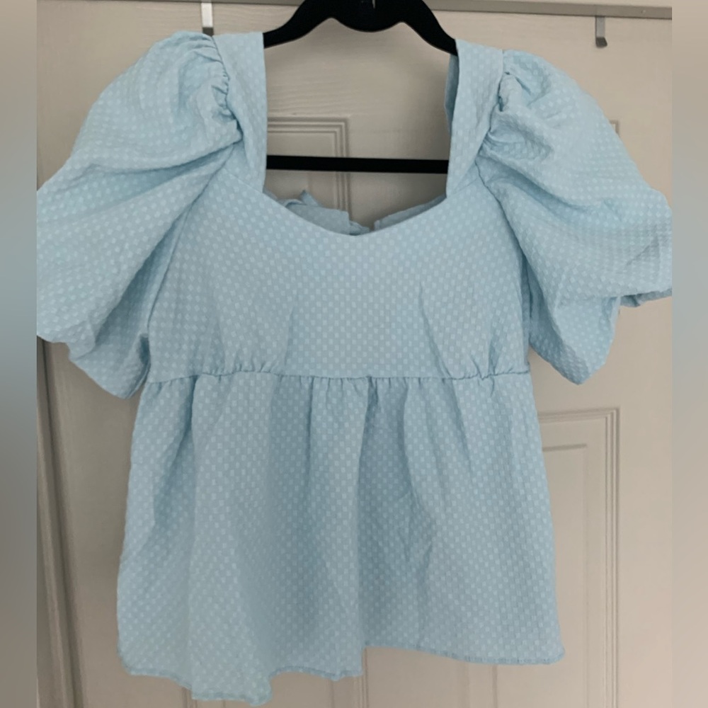 Cute, cropped, puff sleeve top!